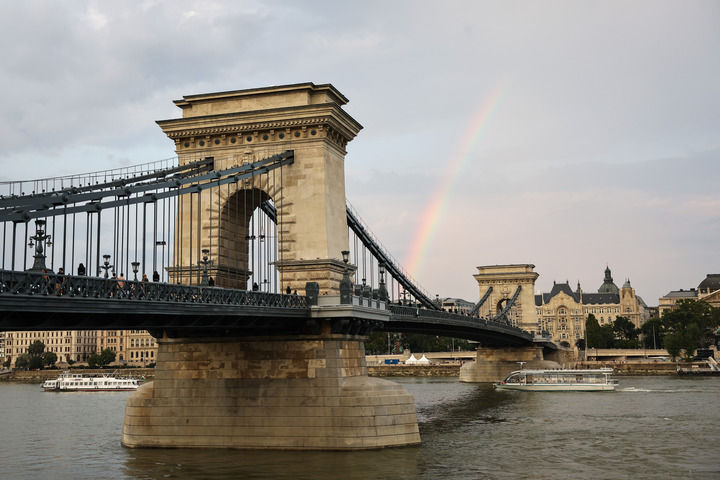 彩虹掛在匈牙利布達佩斯鏈子橋後的天空（2023年8月17日攝）。新華社記者 鄭煥鬆 攝