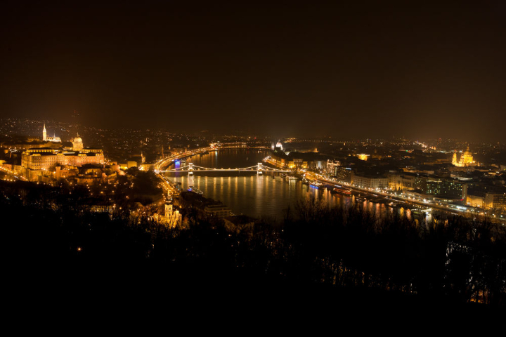 這是2011年3月26日拍攝的匈牙利布達佩斯多瑙河兩岸景色。新華社發（弗爾季·奧蒂洛攝）