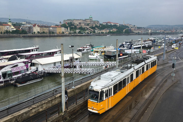 一輛電車駛過匈牙利布達佩斯多瑙河邊的遊船碼頭（2021年5月19日攝）。 新華社記者 鄭煥鬆 攝