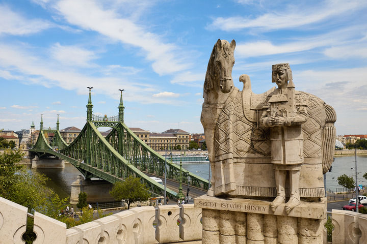 匈牙利布達佩斯的伊許特萬一世雕像和自由橋（2022年6月23日攝）。新華社記者 孟鼎博 攝