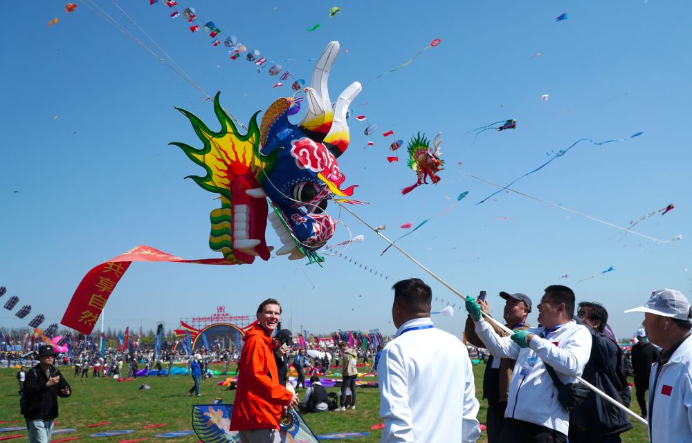 4月20日，在第41屆濰坊國際風箏會萬人風箏放飛活動上，風箏愛好者在放飛風箏。（徐速繪 攝）