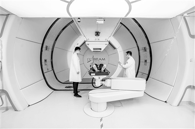 在合肥高新区中国科学技术大学附属第一医院离子医学中心(合肥离子医学中心)内,工作人员正在开展诊疗工作。合肥高新区供图