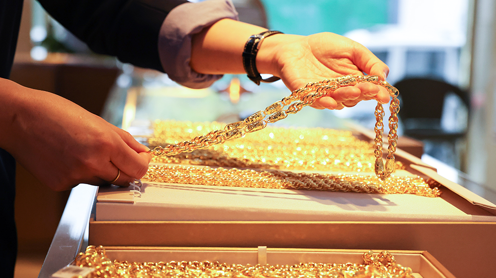4月3日，營業員在浙江省湖州市德清縣乾元鎮一家金店整理黃金首飾。新華社 資料圖