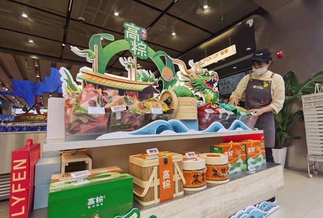 吴江路上的来伊份labmini店,门口这个放预包装食品的C位将让给更有“烟火气”的现制现售摊位。 陈玺撼摄