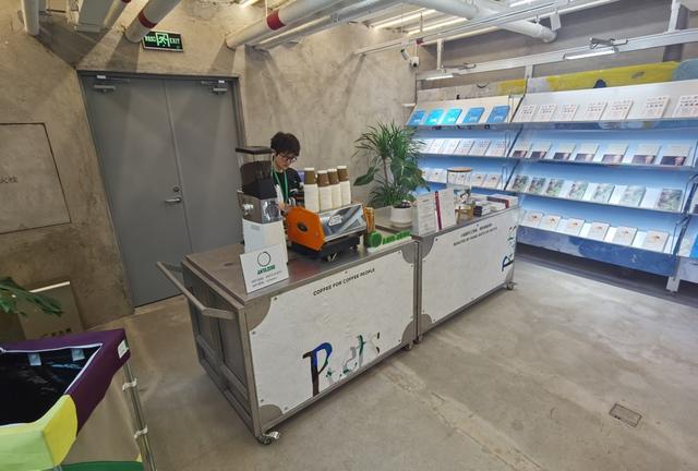 安踏门店正在抓紧现场调试,争取早日推出咖啡制售服务。 陈玺撼摄