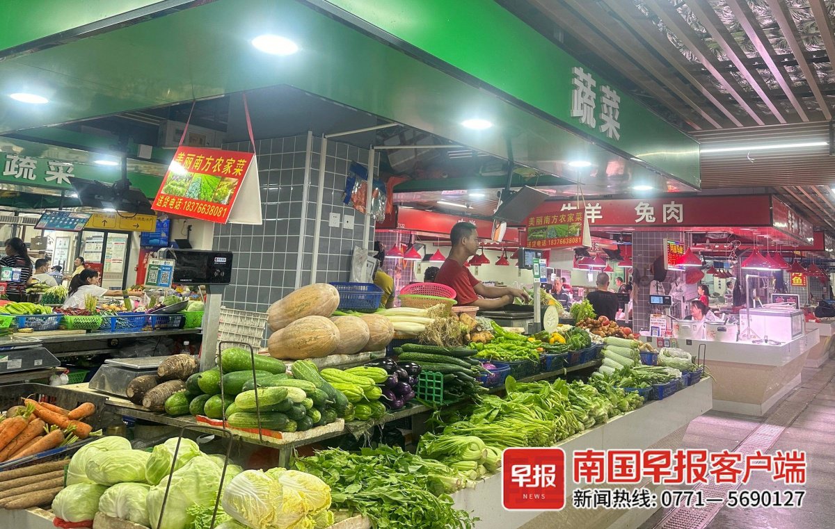 华园菜市的蔬菜销售区域。记者 张文卉 摄