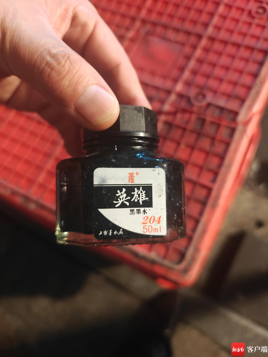 海口东门市场一羊肉摊位下方发现黑墨水。记者 姜飞 摄