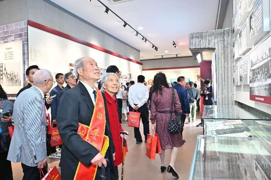 四川黄埔同学代表等来宾现场观展。