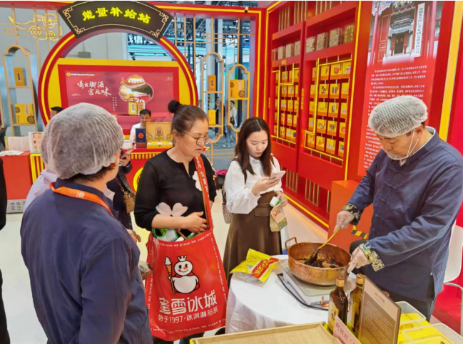 ▲“非遗”传承人刘立春正在展示同仁堂传统阿胶制作技艺