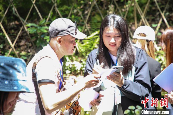 5月13日，台灣少數民族代表和島內高校大學生在重慶參訪時互動。(重慶市台辦供圖)