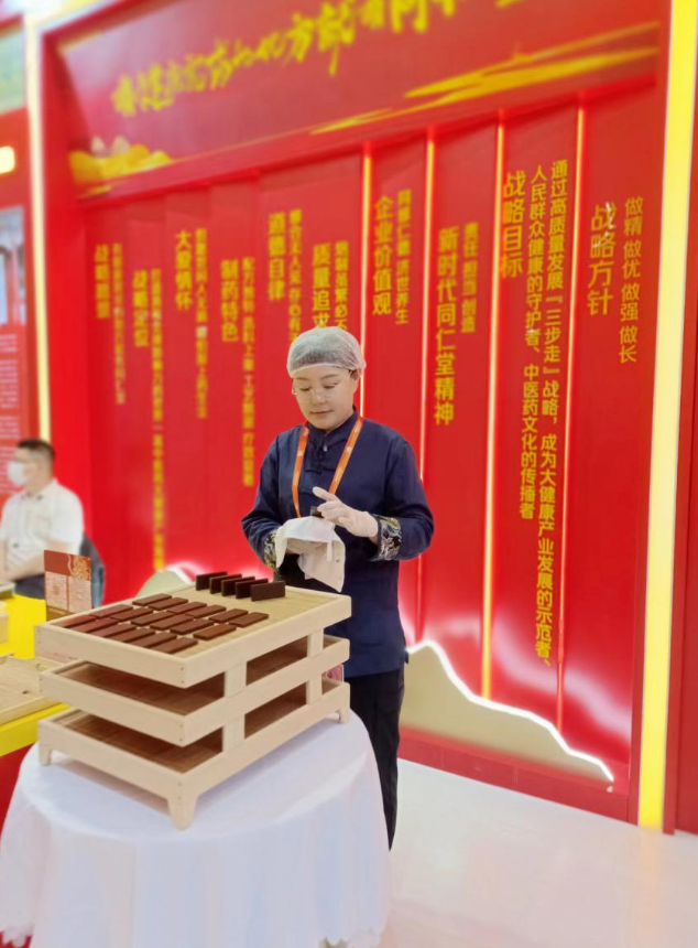 ▲技师展示擦胶技艺
