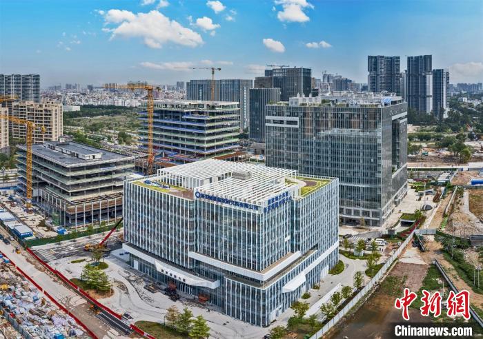 圖為國家地方共建新型儲能創新中心研發辦公場所——位於廣州市白雲區的國家儲能大廈。李程光 攝