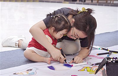 妈妈和宝宝共同绘制图画。单位供图
