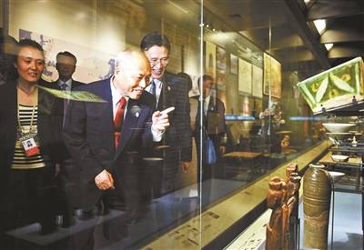 2014年,舛添要一參觀北京首都博物館 圖自北京青年報