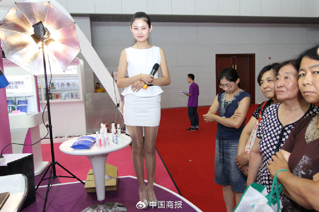 图为健康医美形象馆前一位美丽的模特吸引了许多爱美人士咨询。(图片由CNSPHOTO提供)