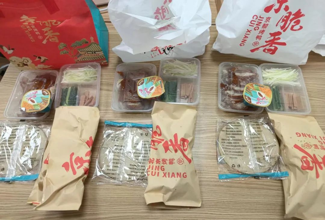 京脆香烤鸭(普善路店)3个渠道购买的“半套烤鸭套餐”完全一样。上海市消保委供图