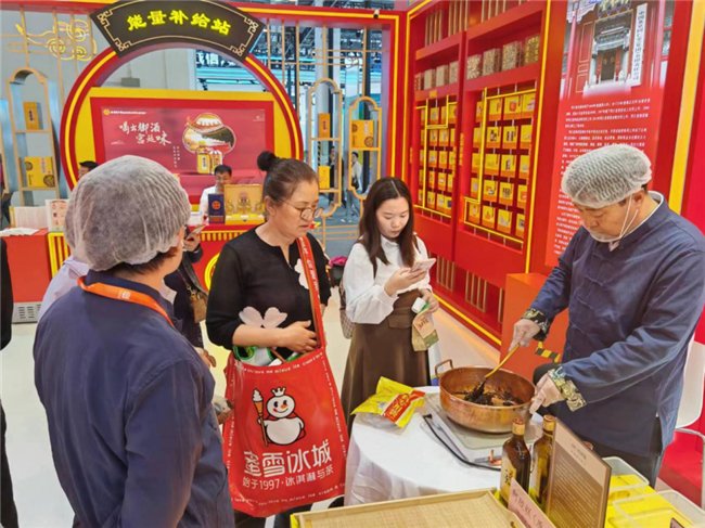“非遗”传承人刘立春正在展示同仁堂传统阿胶制作技艺