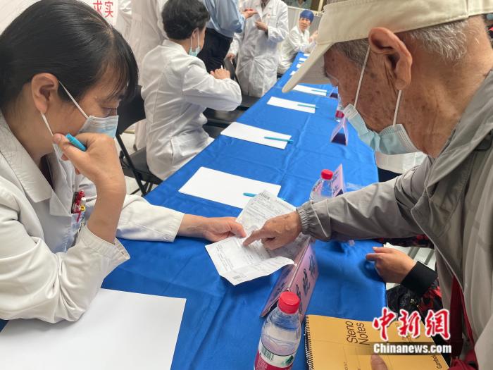  高血壓日義診活動現場，北京海澱醫院專家為患者答疑解惑 韋香惠攝