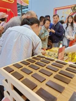 观众争相品尝同仁堂阿胶糕