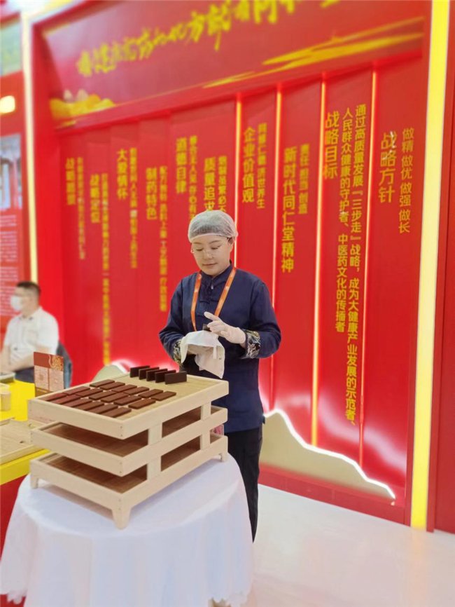 技师展示擦胶技艺