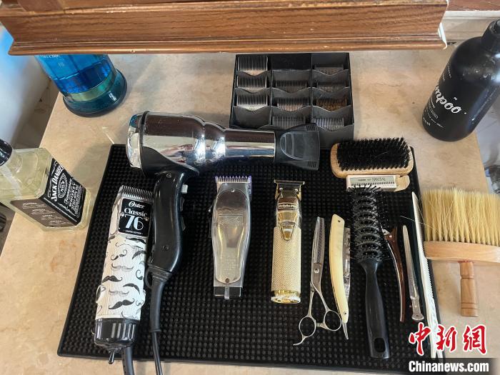 IMUSE BARBER SHOP店铺中,理发师工作台上的各种理发用具。谢梦圆 摄