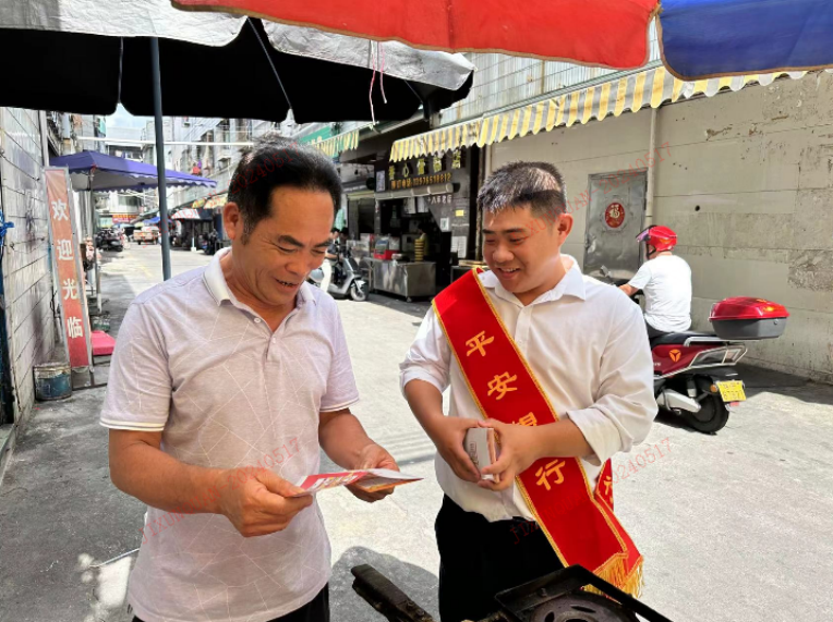 当天,该行在各网点循环播放“全国投资者保护宣传日”活动主题和宣传标语,并在厅堂摆放活动海报,吸引了众多市民的关注。