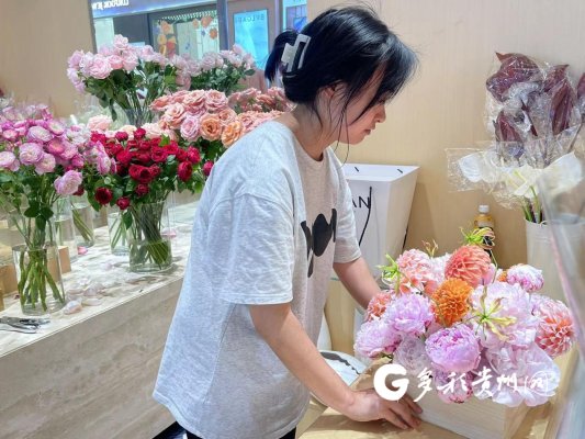 花店员工在包装鲜花