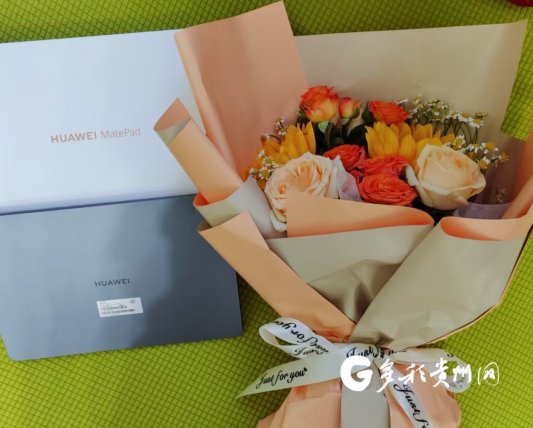 张晓霞向记者展示送给自己的礼物