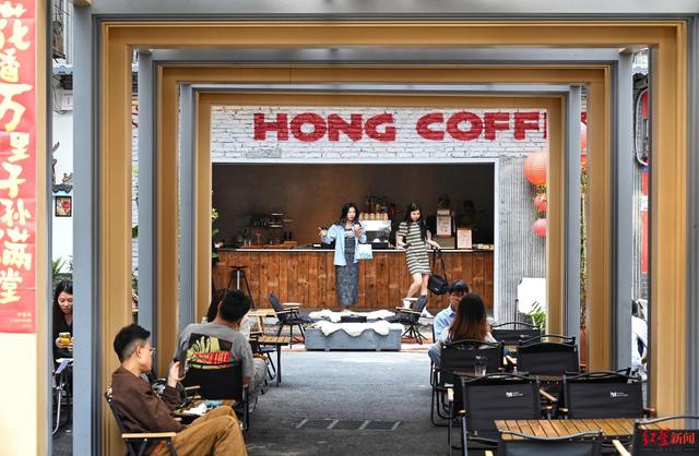 玉林南路7号院升级打造,顾客在咖啡店消费 王效 摄