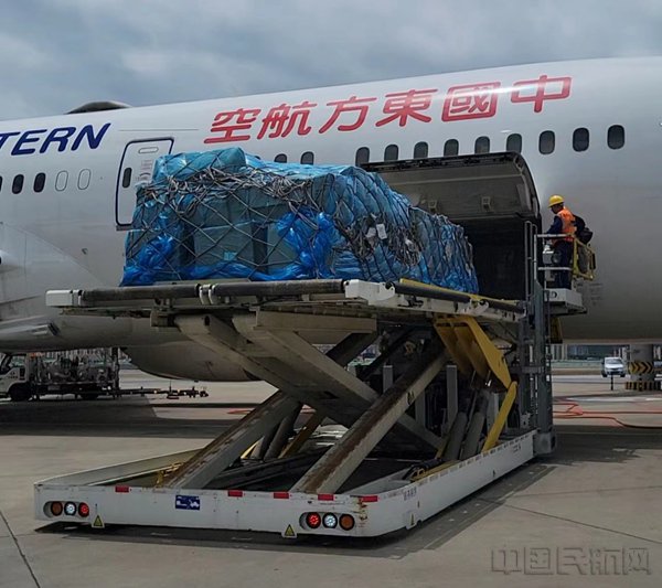 东航物流将鲜花运往各地,服务“520”市场需求(东航供图)