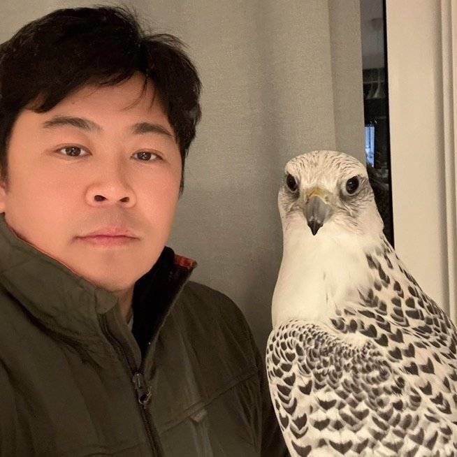 郝强和驯养的矛隼(受访者供图)
