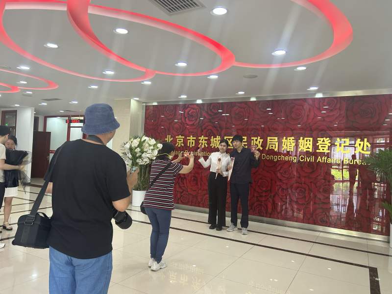 两位来自山东的新人不用回老家，在北京领到了结婚证。新京报记者 陈琳 摄