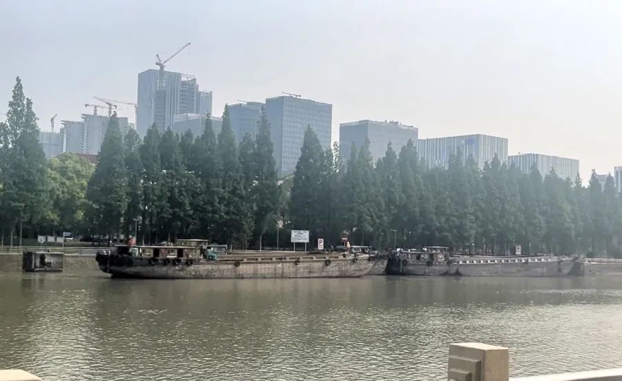 川杨河内，等待上闸的船只在待驳区内按顺序调整。