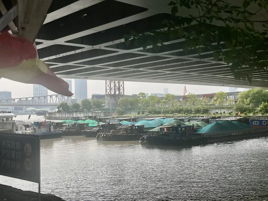 靠近黄浦江口的闸外，有不少重船停泊等候。