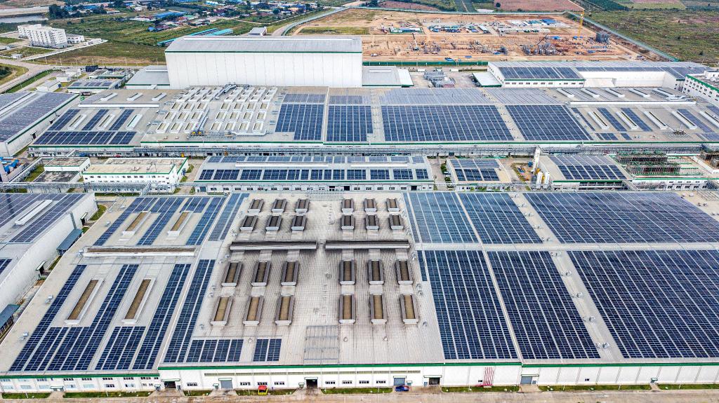 這是2023年11月7日在泰國春武里府拍攝的中泰合作建設的工廠屋頂光伏發電項目現場(無人機照片)。新華社記者王騰攝