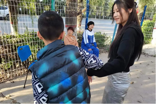 刘鑫然扶着自闭症的孩子