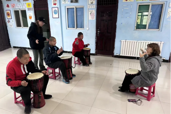 韩轩正在拍摄孩子们的课堂