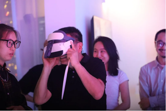 观众在展览中沉浸式感受VR设备