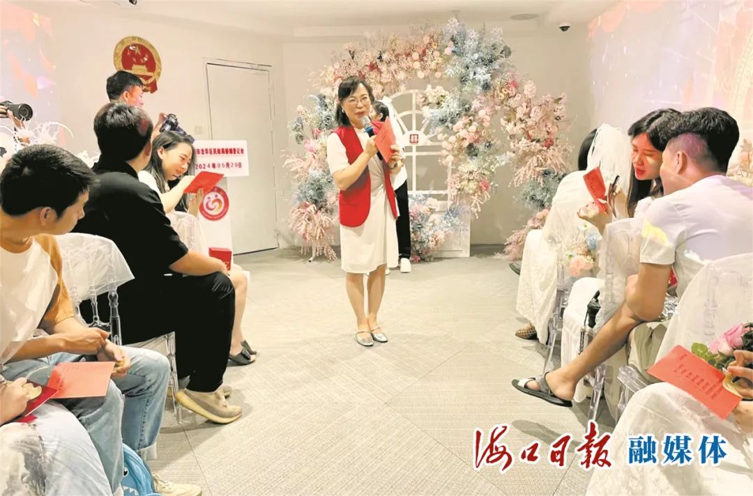 5月20日,龙华区民政局婚姻登记处内,海南省婚姻家庭建设协会的咨询师在开展婚前辅导讲座。海口龙华区民政局婚姻登记处供图