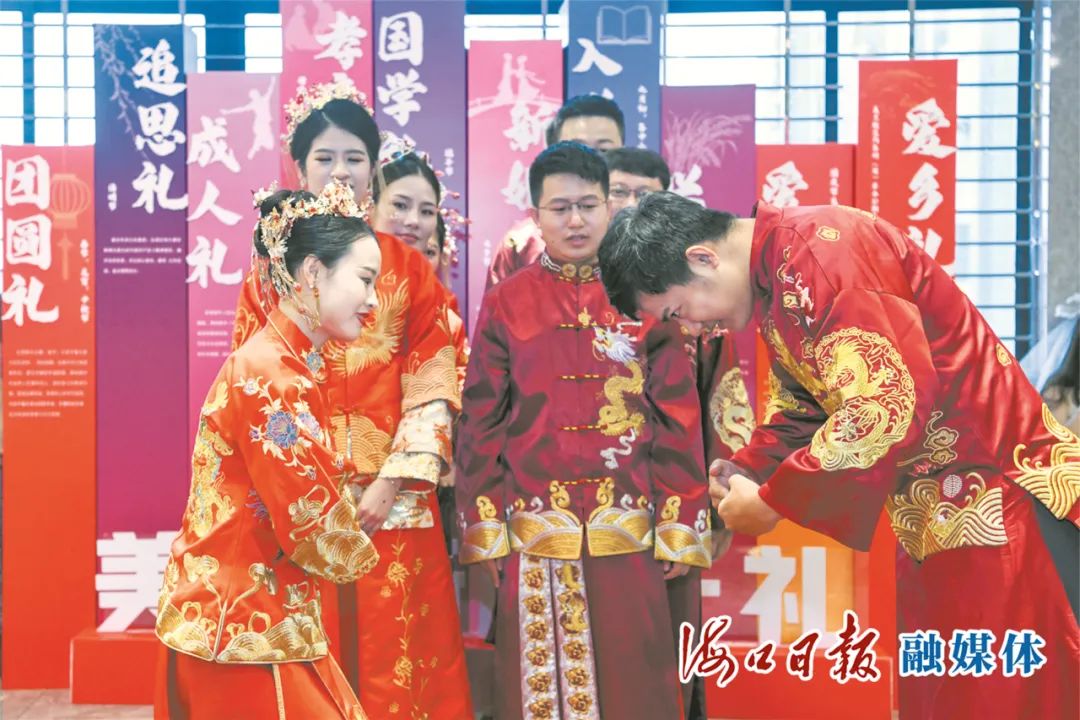 5月20日,美兰区民政局婚姻登记处举办了一场以“美兰好家风·幸福来敲门”为主题的集体婚礼活动。海口日报融媒体记者 杨鹤 摄