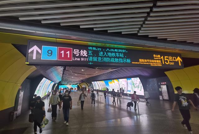 地铁徐家汇站1号线换乘9号线、11号线的换乘通道。 陈玺撼摄