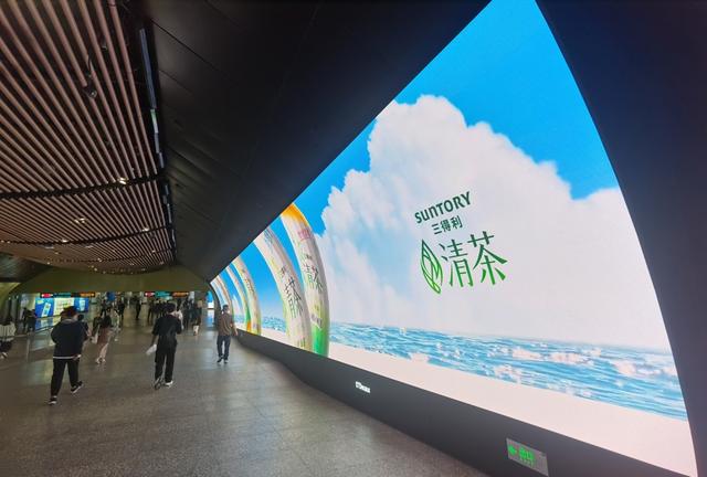 LED广告屏。 陈玺撼摄