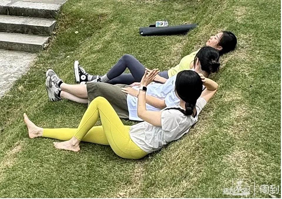 张小姐和两位朋友正在“发呆”