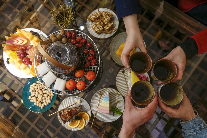   年青人在安徽省黃山市屯溪區的一處茶空間里「圍爐煮茶」。新華社發（施亞磊攝）