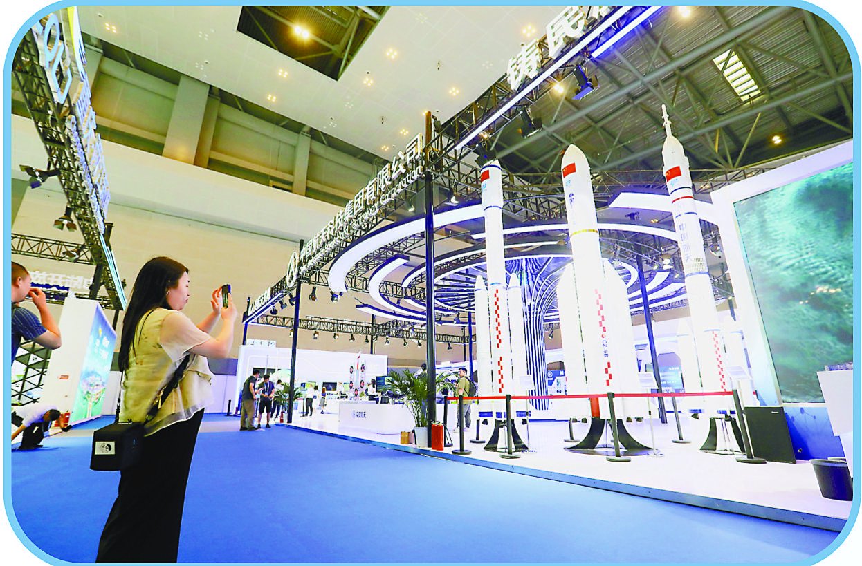 2023年5月17日,中国航空航天科技集团展台,多个大国重器吸引了参观者的目光。