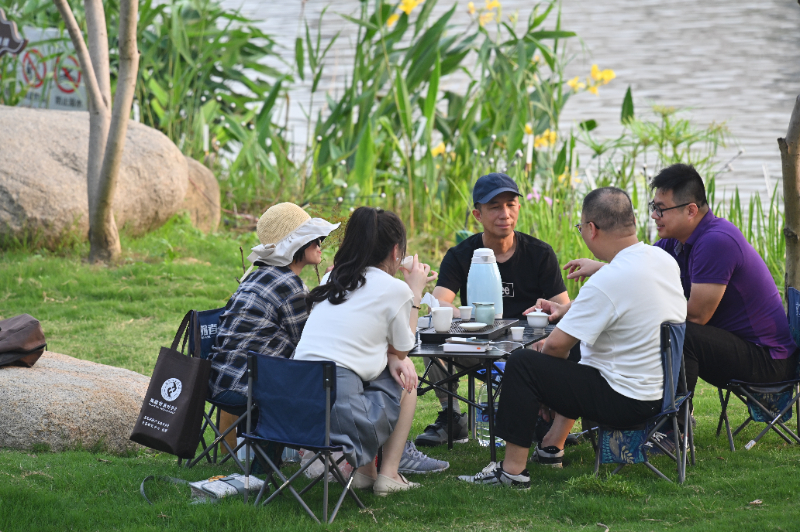   2024年4月14日，在福州晉安湖公園，市民在湖畔泡茶聊天。新華社記者薑克紅攝
