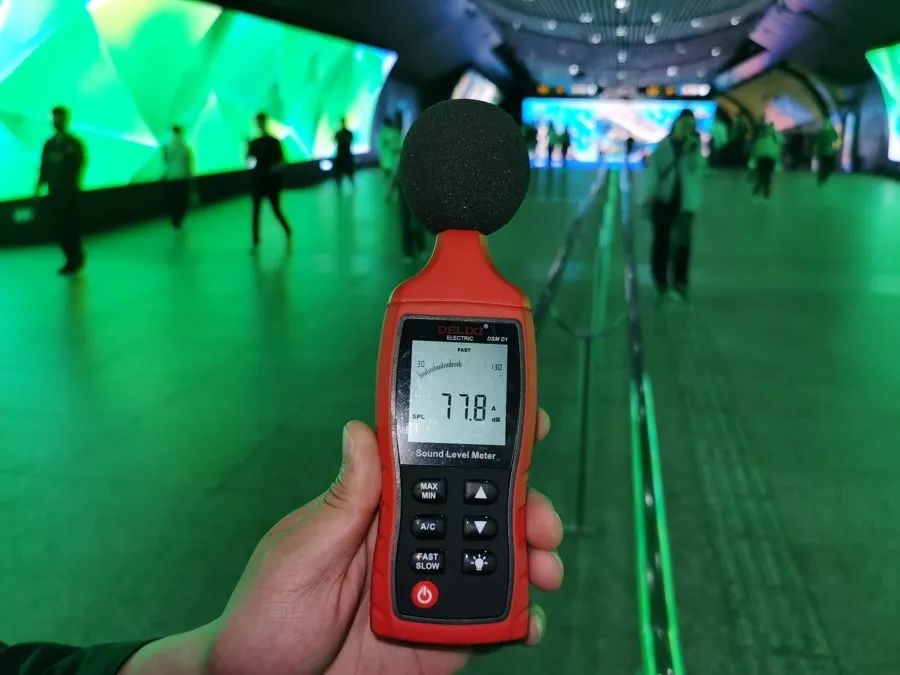 即使关闭了广告声源,现场的实测值仍会不时飙升。陈玺撼摄