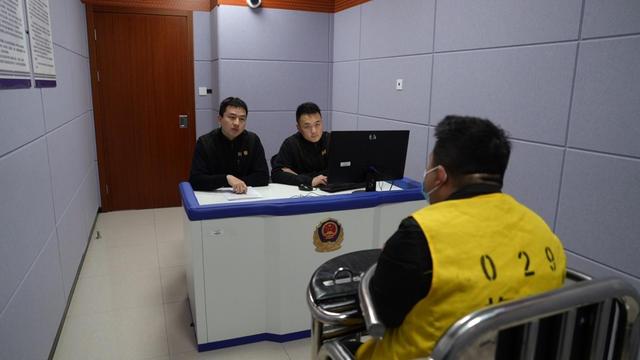 犯罪嫌疑人接受警方调查(警方供图)