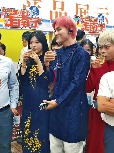 越南网红细细品尝茉莉花茶 本报记者蒋爱云 摄