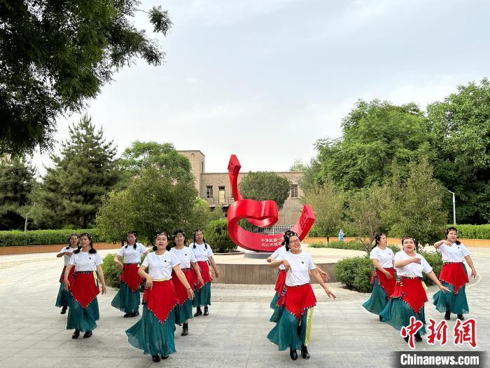 5月16日，民眾在主題雕塑「團結書」前排練舞蹈《夢迴拉卜楞》。戴文昌 攝